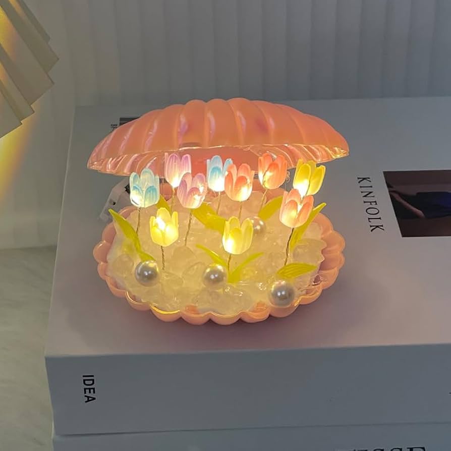 LÁMPARA DE TULIPÁN EN FORMA DE NUBE, CUBO Y CONCHITA